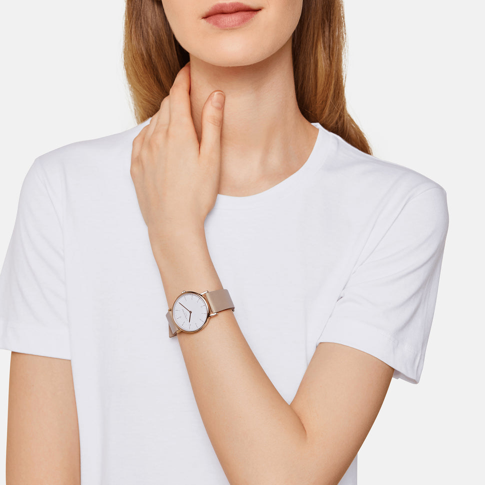 Liebeskind Berlin Armbanduhr im minimalistischen, skandinavischen Design mit roségoldenem Gehäuse und beigem Lederband; Tragebild