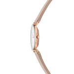 Liebeskind Berlin Armbanduhr im minimalistischen, skandinavischen Design mit roségoldenem Gehäuse und beigem Lederband; Seitenansicht
