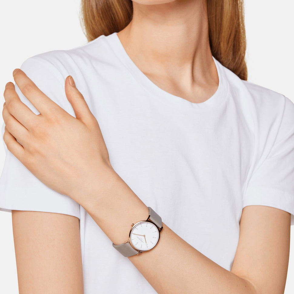 Liebeskind Berlin Armbanduhr im minimalistischen, skandinavischen Design mit roségoldenem Gehäuse und grauem Lederband; Tragebild