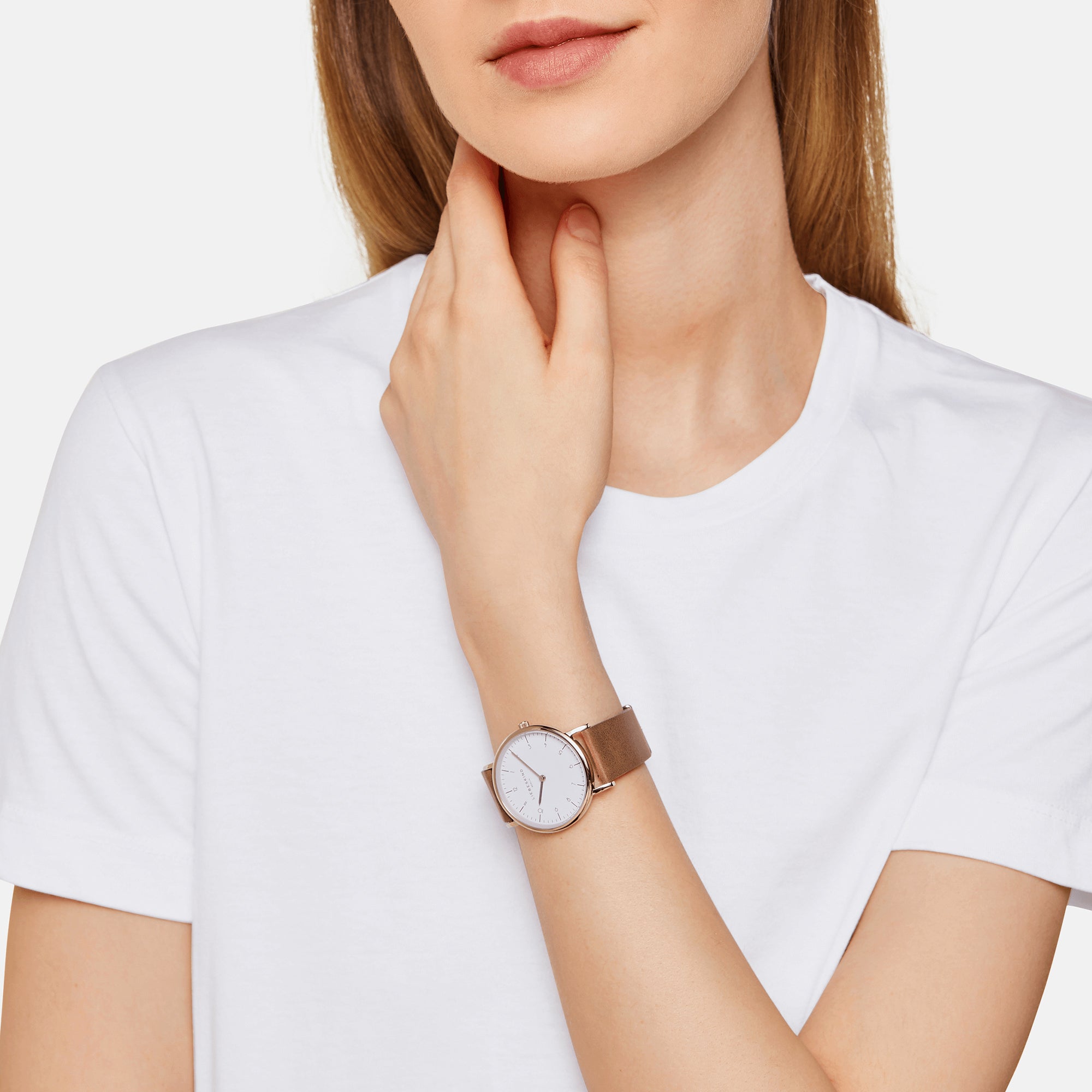 Liebeskind Berlin Armbanduhr im minimalistischen, skandinavischen Design mit roségoldenem Gehäuse und braunem Lederband; Tragebild