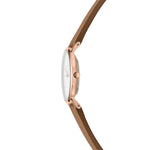 Liebeskind Berlin Armbanduhr im minimalistischen, skandinavischen Design mit roségoldenem Gehäuse und braunem Lederband; Zusatzbild in Seitenansicht