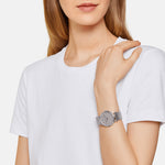 Liebeskind Berlin Armbanduhr im minimalistischen, skandinavischen Design mit grauem Zifferblatt, silbernem Gehäuse und silbernem Meshband; Tragebild