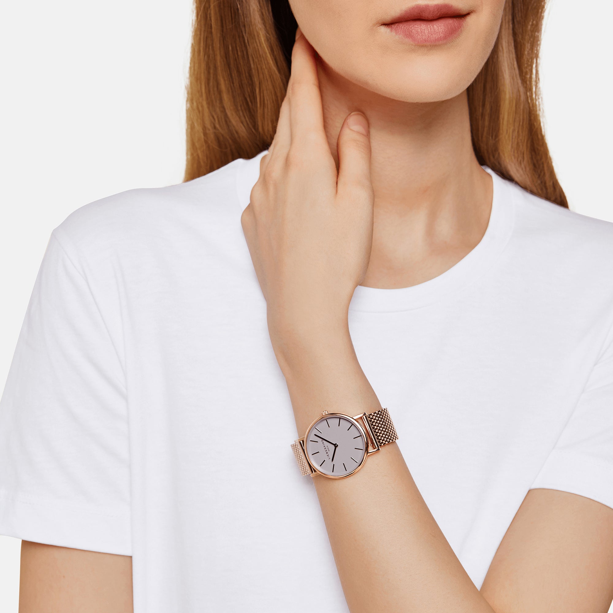 Liebeskind Berlin Armbanduhr im minimalistischen, skandinavischen Design mit grauem Zifferblatt, roségoldenem Gehäuse und roségoldenem Meshband; Tragebild