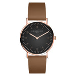 Liebeskind Berlin Armbanduhr im minimalistischen, skandinavischen Design mit schwarzem Zifferblatt, roségoldenem Gehäuse und braunem Lederband; Produktbild