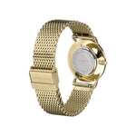 Die LIEBESKIND BERLIN Armbanduhr - The Colored Scandinavian besticht als goldene Damenuhr mit Edelstahl-Mesh-Armband, skandinavischem Design auf der Rückseite und sichtbarem Markennamen auf dem Verschluss.