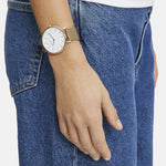 Liebeskind Berlin Armbanduhr mit goldenen Indizes, goldenem Gehäuse und goldenem Meshband; Tragebild