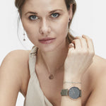 Liebeskind Berlin Armbanduhr mit grünem Zifferblatt, roségoldenem Gehäuse und grünem Lederband Tragebild