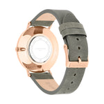 Rückansicht der LIEBESKIND BERLIN Armbanduhr - Colour Spring von Liebeskind Berlin mit roségoldenem Gehäuse, grauem Damenlederarmband und gravierter Dornschließe.