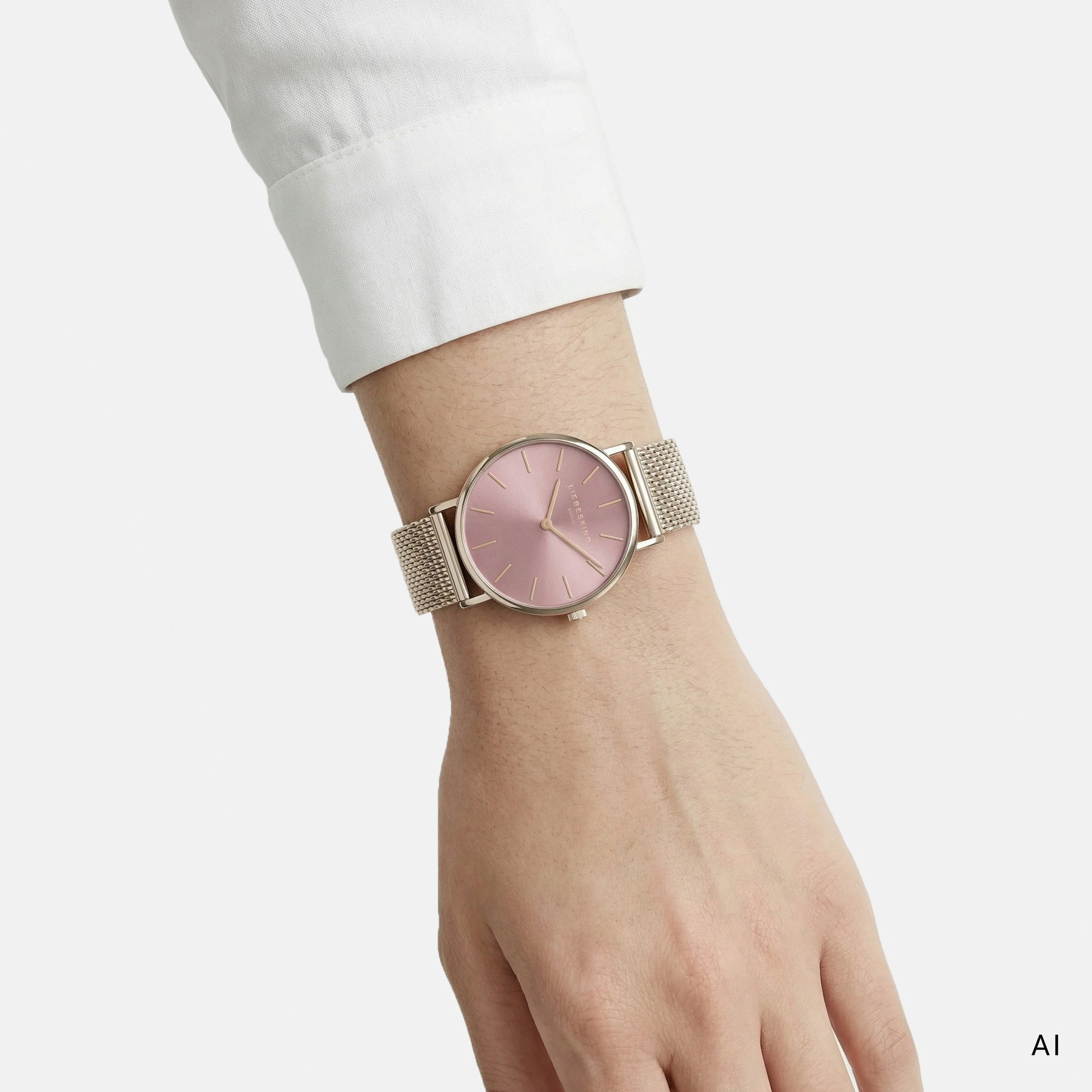 Ki generiertes Bild einer LIEBESKIND BERLIN Damenuhr mit roségoldfarbenem Edelstahl-Mesharmband, roségoldfarbenem Gehäuse und rosafarbenem Sunray-Zifferblatt, getragen am Handgelenk.