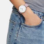 Liebeskind Berlin Armbanduhr mit Zifferblatt mit goldenen Indizes, goldenem Gehäuse und rosa Lederband; Tragebild