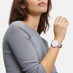 Liebeskind Berlin Armbanduhr mit Zifferblatt mit roségoldenen Indizes, roségoldenem Gehäuse und grauem Lederband; Tragebild