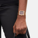 Liebeskind Berlin Armbanduhr mit rotem Zifferblatt, roségoldenem, quadratischem Gehäuse und roségoldenem Edelstahlband; Tragebild