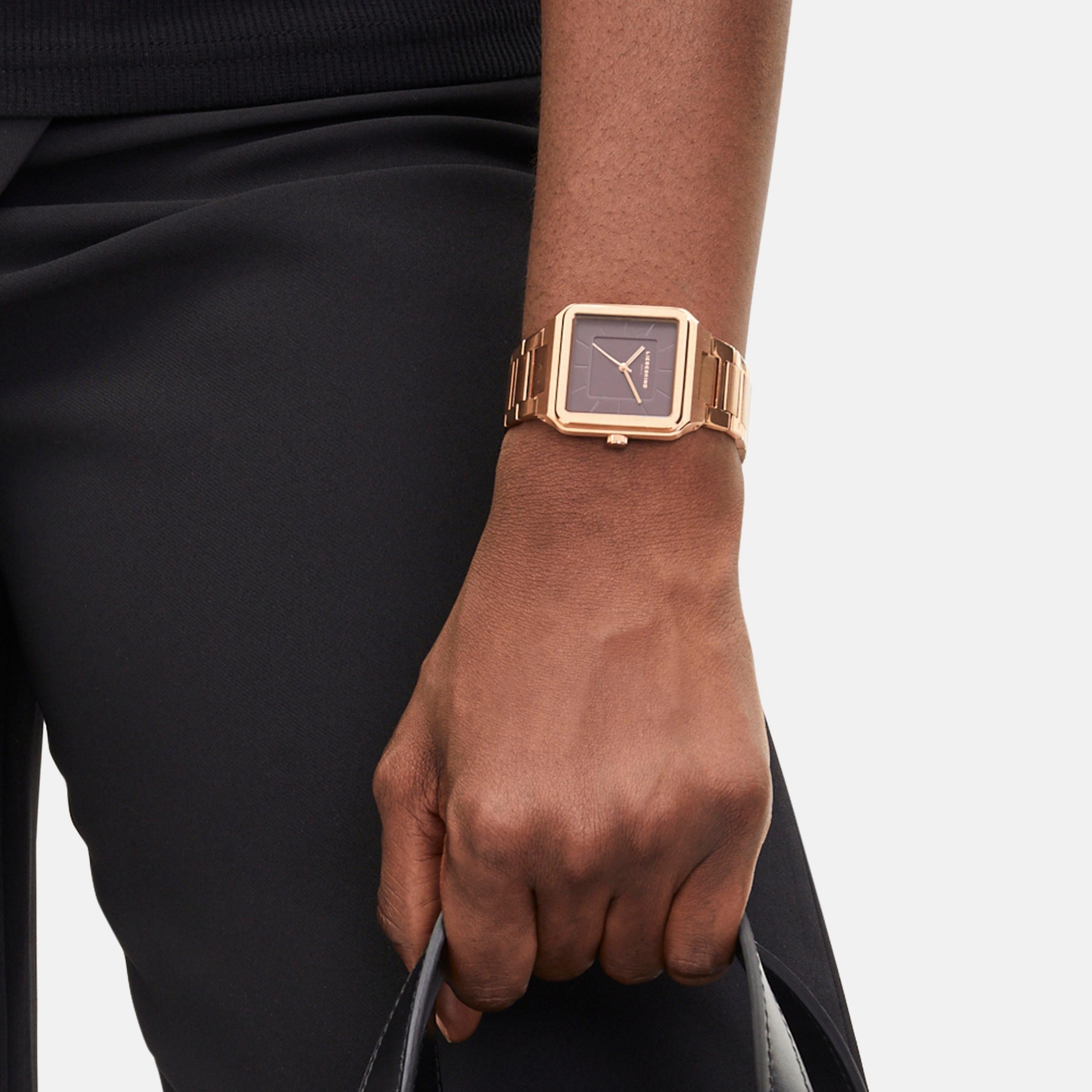 Liebeskind Berlin Armbanduhr mit rotem Zifferblatt, roségoldenem, quadratischem Gehäuse und roségoldenem Edelstahlband; Tragebild