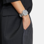 Liebeskind Berlin Armbanduhr mit grauem Zifferblatt mit Datums- und Tagesanzeige und 24-Stunden Anzeige, silbernem Gehäuse und grauem Lederband; Tragebild