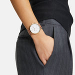 Liebeskind Berlin Armbanduhr mit Datums- und Tagesanzeige, 24-Stunden Anzeige, goldenem Gehäuse und braunem Lederband; Tragebild