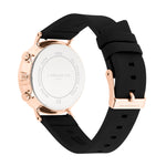 Die LIEBESKIND BERLIN Armbanduhr - The Black Multifunktion von Liebeskind Berlin verfügt über ein Gehäuse aus Roségold und Edelstahl mit einem schwarzen Silikonarmband, das auf der Rückseite abgebildet ist - eine stilvolle schwarze Damenuhr.