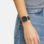 Liebeskind Berlin Armbanduhr mit schwarzem Zifferblatt mit Datums- und Tagesanzeige und 24-Stunden Anzeige, roségoldenem Gehäuse und schwarzem Lederband; Tragebild