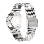 Die LIEBESKIND BERLIN Armbanduhr - Keep Loving von Liebeskind Berlin verfügt über ein silbernes Netzband, einen sicheren Verschluss, eine Rückseite aus Edelstahl und eine Markengravur für einen eleganten, zeitlosen Look.