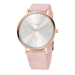 Die LIEBESKIND BERLIN Armbanduhr - Keep Loving kombiniert ein roségoldenes Gehäuse mit einem silbernen Zifferblatt und einem blassrosa Lederarmband. Das Liebeskind Berlin Branding und das klassische Quarzwerk sorgen für einen raffinierten skandinavischen Stil.