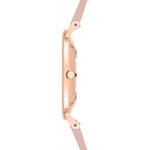 Seitenansicht der schlanken LIEBESKIND BERLIN Armbanduhr - Keep Loving von Liebeskind Berlin, in Roségold mit rosafarbenem Armband und skandinavischem Design, dargestellt vor weißem Hintergrund.
