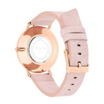 Rückansicht der LIEBESKIND BERLIN Armbanduhr - Keep Loving von Liebeskind Berlin in Roségold, mit skandinavischem Design, hellrosa Lederband und Edelstahlgehäuse.