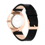 Rückansicht der LIEBESKIND BERLIN Armbanduhr - The Modern Must-Have von Liebeskind Berlin, mit schwarzem Echtleder-Armband und elegantem Damenuhr Roségold-Gehäuse.