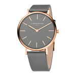 Die LIEBESKIND BERLIN Armbanduhr - The Modern Must-Have kombiniert minimalistisches Grau mit roségoldenen Details, einem echten Lederarmband und einem dezenten Branding auf dem Zifferblatt. Von Liebeskind Berlin.