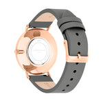 Die LIEBESKIND BERLIN Armbanduhr - The Modern Must-Have überzeugt in Roségold mit Echtleder-Armband, von hinten präsentiert und mit Fokus auf Markenlogo und Schließe.