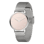 Die LIEBESKIND BERLIN Armbanduhr - Color Up von Liebeskind Berlin besticht durch ihr minimalistisches, skandinavisches Design mit silbernem Netzband, blassrosa Zifferblatt und schlichten, silbernen Indexen.