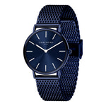 Die LIEBESKIND BERLIN Armbanduhr - Color Up von Liebeskind Berlin ist eine schlichte, marineblaue Damenuhr mit elegantem Edelstahlarmband und minimalistischem Zifferblatt.