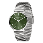 Die LIEBESKIND BERLIN Armbanduhr - Color Up verfügt über ein silbernes Mesh-Band, ein grünes Zifferblatt, minimale weiße Stundenmarkierungen und ein hochglanzpoliertes Edelstahlgehäuse im typisch minimalistischen skandinavischen Stil von Liebeskind Berlin.