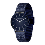 Die LIEBESKIND BERLIN Armbanduhr - Glitter-Special zeichnet sich durch ein dunkelblaues, minimalistisches Design und ein strukturiertes Edelstahl-Meshband von Liebeskind Berlin aus, das auf weißem Grund präsentiert wird.