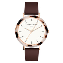 Die LIEBESKIND BERLIN Armbanduhr - The Classy Acetat besticht durch ein braunes Lederarmband, eine Schildpattlünette und ein weißes, minimalistisches Zifferblatt, das den schicken Stil von Liebeskind Berlin widerspiegelt.
