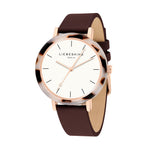 Die LIEBESKIND BERLIN Armbanduhr - The Classy Acetat mit braunem Lederarmband, weißem Zifferblatt, roségoldenen Akzenten und Schildpatt-Lünette vereint Eleganz und modernes Design von Liebeskind Berlin.