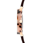 Seitenansicht der LIEBESKIND BERLIN Armbanduhr - The Classy Acetat, mit schildpattfarbenem Gehäuse und dunkelbraunem Lederarmband von Liebeskind Berlin.