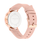 Die LIEBESKIND BERLIN Armbanduhr - The Multi-Function verfügt über ein roségoldenes Gehäuse und ein hellrosa Lederarmband, das von hinten mit Markendetails gezeigt wird - eine stilvolle Liebeskind Berlin Multifunktionsuhr Damen für jeden Anlass.