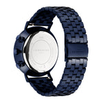 Rückansicht der LIEBESKIND BERLIN Armbanduhr - Modern Chronograph von Liebeskind Berlin, mit einem dunklen Metallgliederband und einem gravierten Edelstahlgehäuse.