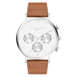 Die LIEBESKIND BERLIN Armbanduhr - The Chronograph von Liebeskind Berlin hat ein weißes Zifferblatt, drei Hilfszifferblätter und ein braunes Lederarmband.