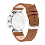 Rückansicht der LIEBESKIND BERLIN Armbanduhr -Der Chronograph von Liebeskind Berlin, mit braunem Lederarmband und Edelstahlgehäuse, bietet ein zeitloses Design, das zu jedem Stil passt.