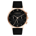 Die LIEBESKIND BERLIN Armbanduhr -The Chronograph von Liebeskind Berlin hat ein schwarz-goldenes Design, ein schwarzes Lederarmband, eine Chronographenfunktion und drei Hilfszifferblätter.