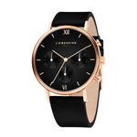 Die LIEBESKIND BERLIN Armbanduhr -The Chronograph ist eine schwarz-goldene Armbanduhr von Liebeskind Berlin mit einem Lederarmband und drei Ziffernblättern auf dem Zifferblatt.