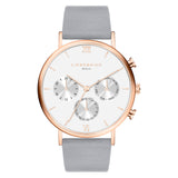 Die LIEBESKIND BERLIN Armbanduhr -The Chronograph ist eine roségoldene und weiße Uhr von Liebeskind Berlin mit einem grauen Lederarmband und drei Hilfszifferblättern.