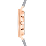 Seitenansicht der LIEBESKIND BERLIN Armbanduhr - Der Chronograph von Liebeskind Berlin in Roségold, mit zwei Drückern und einer Krone, an einem grauen Armband.