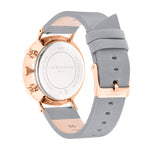 Rückansicht der LIEBESKIND BERLIN Armbanduhr -The Chronograph von Liebeskind Berlin, mit grauem Lederarmband und roségoldenen Akzenten für eine moderne Variante des klassischen Edelstahlarmbands.