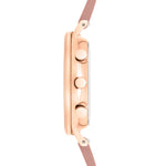 Seitenansicht der LIEBESKIND BERLIN Armbanduhr - Der Chronograph von Liebeskind Berlin in Roségold, mit zwei Drückern, einer Krone und einem rosafarbenen Armband.