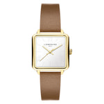 Die LIEBESKIND BERLIN Armbanduhr - The Classic Square von Liebeskind Berlin hat ein goldenes, quadratisches Gehäuse, ein weißes Zifferblatt, ein braunes Lederband und ein minimalistisches, skandinavisch inspiriertes Design.