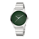 Die LIEBESKIND BERLIN Armbanduhr - The Round Staple ist eine silberne Damenuhr im modernen Design mit grünem Zifferblatt und dem Liebeskind Berlin Logo auf dem Zifferblatt.