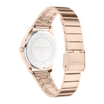 Rückansicht der LIEBESKIND BERLIN Armbanduhr - The Round Staple aus roségoldenem Edelstahl, mit modernem Design und Liebeskind Berlin Gravur auf dem Gehäuse.