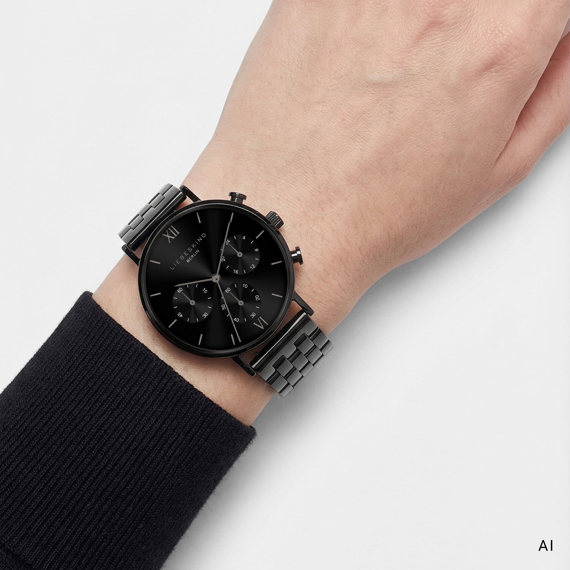 Ki generierte Detailaufnahme eines LIEBESKIND BERLIN Herren Chronographen in Schwarz mit schwarzem Zifferblatt und schwarzem Edelstahlarmband am Handgelenk getragen