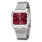 Die LIEBESKIND BERLIN Armbanduhr - Vintage Classic von Liebeskind Berlin verfügt über ein silbernes Gehäuse, ein quadratisches rotes Zifferblatt, minimalistische weiße Indexe und Zeiger sowie ein elegantes Edelstahlmeshband - ideal für Fans von Uhren im Retrostil.